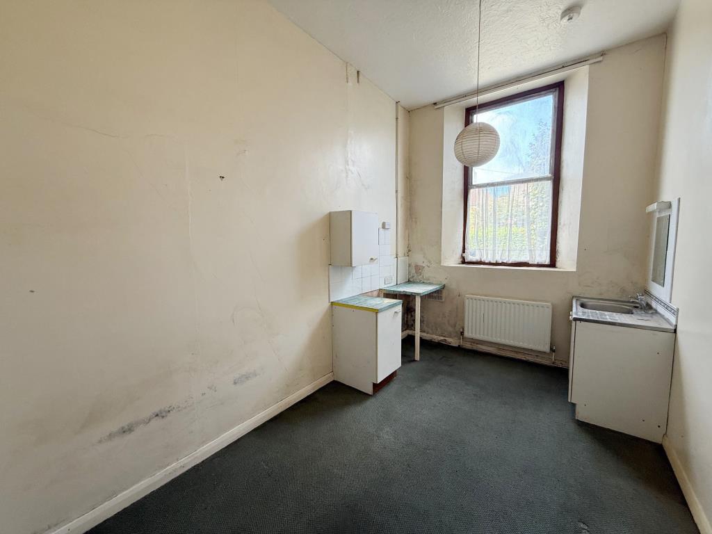 Lot: 5 - FORMER OFFICE AND BEDSITS WITH POTENTIAL CLOSE TO THE QUAY - Additional bedside room with window and high ceiling
